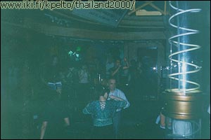 Hiton hyv� b�ndi : N�m� soittivat kaikki uusimmat listahitit liven�. K�sitt�m�t�nt�.