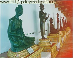 Wattraimit : T�ss� on rivi patsaita, jotka kuvaavat Buddhan el�m�n eri vaiheita.