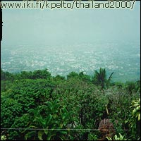 Chiang Mai : T�m� kuva on otettu temppelist� Chiang Maihin p�in. Itseasiassa t�m� on yhdistelm� kolmesta p��lekk�isest� kuvasta.