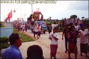 Kyl�n portti : Kulkue palaa takaisin kyl��n. Takana n�kyy kyl��n saapuvan p��tien portti.