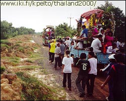 Munkkien autot : T�ss� n�kyv�t paremmin munkkien kuljetus autot. Munkit oli meikattu vahvasti ja he istuivat wai-asennossa kokoajan - ja n�yttiv�t niin pirun kyll�styneilt�. Kankkusessa?
