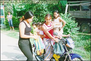Lastaus : �idit lastaavat lapsia moottoripy�r�n kyytiin. Ollaan menossa p�iv�kotiin.