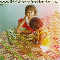 Diana ja Miu leikkiv�t pihalla