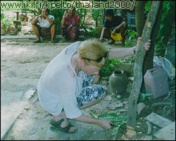 Todistetusti (rivi takana) tein ty�t�. Katsokaa mun paitaa. Kyl�n ihmisill� oli toisinaan hieman ihmettelemist�, kun 