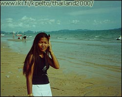 Jomtien hiekkaranta. K�vin kastelemassa tuossa varpaat. Selk�ni oli edelleen aika palanut niin ei tuonne voinut menn� uimaankaan.