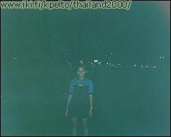 Jokivarren katu on t�ynn� erillaisia baareja. Harmi vaan, ett� kuva on n�in huono.