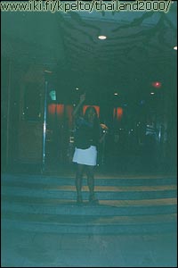 Planet Hollywood : Mali seisoo Planet Hollywoodin portailla.
