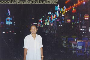 Mali ja taustalla on Royal City Avenue - RCA disko ym. alue. Jotkut pit�v�t t�t� jotensakin syntisen� tai muuten luotaan ty�nt�v�n� alueena. Ehk� v�h�n kallis.