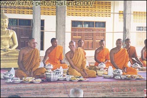 Muuten usein elokuvissa n�kee komeita munkkeja, mutta ainakin Thaimaassa ajetaan s��nn�llisesti kaikki karvat p��st� (ripsi� lukuunottamatta). T�m� siis k�sitt�� my�s kulmakarvat. Ihmiset ilman kulmakarvoja n�ytt�v�t mielest�ni v�hemm�n komeilta.<br><br>Ent� ihmiset joilla on kulmakarvat, mutta niit� ei erota ihon v�rist�?