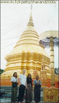 Pagodilla : Nat, min�, Mali ja Tuk. Naisilla piti olla p��ll��n pitk�t hameet. Niit� vuokrattiin huokeaan hintaan. Ainiin meh�n oltiin my�s paljain jaloin. BTW mulla ei ole mit��n hajua mit� t�m� pagodi tarkoittaa. Englanniksi pagoda.