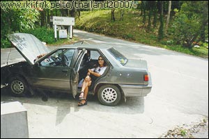 Auto on j��hdyttely paussilla ja Nat poseeraa.