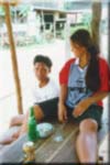 T�ll�inen oli minun lempipaikkani. L�himm�n kaupan edess� oli t�llainen pulpetti, jossa saattoi kirjoitella p�iv�kirjaa ja juoda kylm�� Changia tai limua. Lihanuudeliastia maksoi 10 THB (1.6FIM) ja Chang t�lkki 20 THB ja kolme kolmen vartin Chang pulloa satasella.