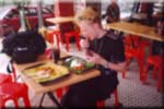 T�m� oli jotensakin Intialaistyylist� p�per��. En oikein olisi halunnut sy�d�. Olin ollut liian kauan erotettuna l�nsimaalaisesta ruuasta niin mik��n ei oikein maistunut.