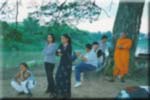Mali, Nat, Tuk, ?, Arun, ? ja Thuman. Ollaan t�ss� pys�htyneen� apinapuistoon.